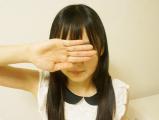 透明なガラスのディルドをパイパンのおま○こに挿入してオナニー